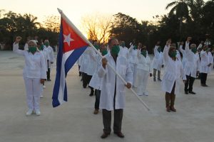 Un grupo de médicos participa en La Habana en una ceremonia de despedida en la cubana Unidad Central de Cooperación Médica, antes de salir en misión a San Cristóbal y Nieves para colaborar con la contención allí del brote del coronavirus. Foto: Jorge Luis Baños/IPS