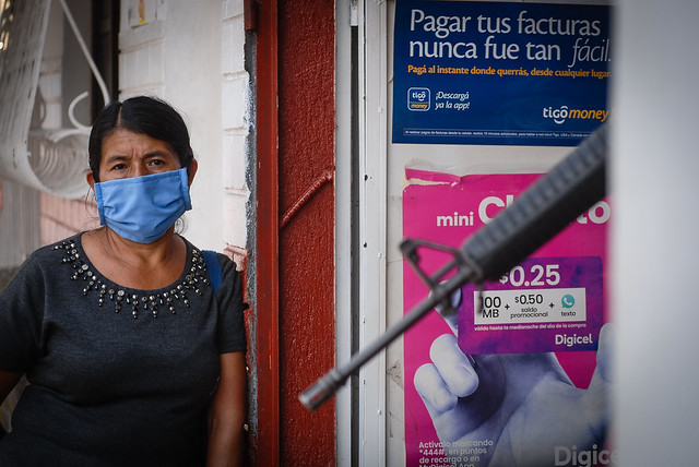 La pandemia de la covid-19 ha dejado al descubierto, una vez más, la vulnerabilidad de los migrantes indocumentados centroamericanos: vuelven a sus comunidades deportados, vistos como portadores de la nueva peste, o son abandonados a su suerte en puestos fronterizos