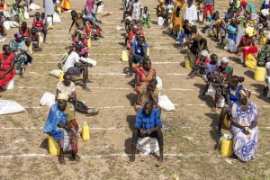 Millones de personas refugiadas o desplazadas por las crisis en África están entre los grupos más vulnerables ante el avance de la covid-19, y la agencia de la ONU para los refugiados, Acnur, comenzó un programa de prevención y ayuda en los campamentos y áreas urbanas donde se concentran.