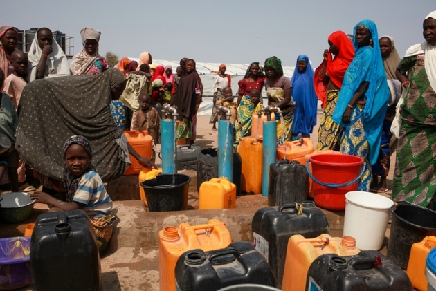 Mantener el distanciamiento social o lavarse las manos con frecuencia, las medidas más elementales frente al coronavirus, son un lujo para los refugiados y desplazados por los conflictos en Borno, el estado más al noreste de Nigeria, advirtió la organización humanitaria Médicos Sin Fronteras (MSF).
