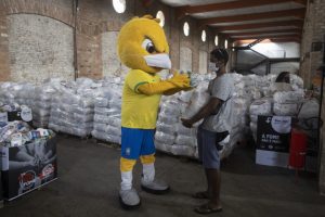 Canastas de alimentos ya preparadas para distribución en comunidades pobres de Río de Janeiro, especialmente favelas, en la sede de Acción de la Ciudadanía, una organización no gubernamental surgida durante una gran campaña brasileña contra el hambre en 1993-1994. La organización ya distribuyó 2500 toneladas de alimentos en Brasil desde comienzo de la pandemia. Foto: Lucas Figueiredo/CBF-Fotos Públicas