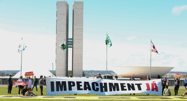 La pandemia de la covid-19 dictará el destino del presidente brasileño Jair Bolsonaro, amenazado por intentos de inhabilitación, pero sostenido por militares, que ocupan cerca de 3000 puestos en el gobierno y la jefatura de nueve ministerios