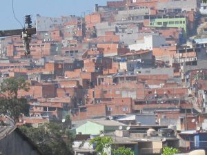 Una favela en São Bernardo do Campo, una ciudad industrial vecina a la metrópoli de São Paulo, en el sur de Brasil. El hacinamiento generó la idea de que los barrios pobres de este y otros países del Sur serían presas fáciles de la pandemia de covid-19, pero no es así. Hay populosas barriadas en Brasil y otros países que tuvieron pocos casos de contagio. Foto: Mario Osava/IPS