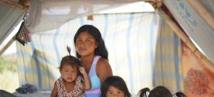 Magdalena, indígena venezolana, con parte de su familia en la aldea de Tarauparu, en el extremo norte de Brasil, a donde han llegado miles de warao huyendo de las precarias condiciones en las que sobreviven en el oriente de Venezuela. Foto: Viktor Pesenti/Acnur