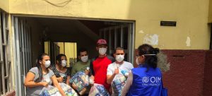 Trabajadores de las Naciones Unidas entregan paquetes de ayuda a venezolanos que están en situación vulnerable en Perú. En los países más al sur del continente llega el invierno a partir de junio y el frío complicarará la situación de miles de familias de migrantes y refugiados. Foto: OIM