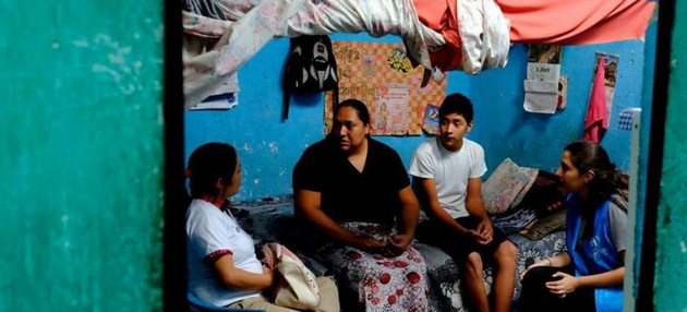 Una familia relata en Guatemala su huída desde la vecina Honduras, donde las violentas pandillas tratan de aprovechar la cuarentena por la covid-19 para acentuar su control sobre las comunidades. Foto: Santiago Escobar-Jaramillo/Acnur