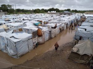 La falta de auxilio internacional amenaza con dejar sin alimentos y medicinas a cerca de un millón de refugiados y desplazados por la guerra civil y otros desastres en Yemen, indicó la Agencia de las Naciones Unidas para los Refugiados (Acnur).