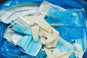 La pandemia de covid-19 ha aumentado la producción y el consumo de material plástico, sobre todo de usar y tirar. Este aumento se da tanto en el uso hospitalario como en el uso doméstico.