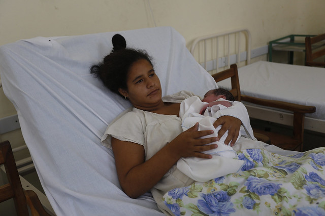 Una madre adolescente con su bebe recién nacido en brazos, en una sala del hospital materno de la ciudad de Camagüey, en el centro de Cuba. Los matrimonios y uniones antes de los 18 años son identificados por UNFPA en su nuevo informe como la práctica nociva contra el desarrollo de las niñas que más preocupa en América Latina y El Caribe. Foto: Jorge Luis Baños/IPS