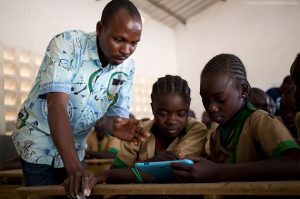 El empleo de recursos digitales avanza en África, como en esta escuela de Camerún. Sin embargo, la mayoría de los 250 millones de escolares en el continente no puede acceder a internet para continuar su aprendizaje a distancia, bajo las restricciones obligadas por la pandemia covid-19. Foto: Unicef