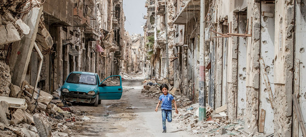 Un niño camina por una calle destrozada en medio de la guerra civil que vive Libia. Miles de niños y niñas resultan muertos, mutilados, secuestrados, violados o forzados a combatir en los conflictos armados que persisten en varias regiones del mundo, denuncia la ONU. Foto: Giovanni Diffidenti/Unicef