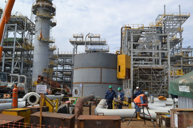 El futuro de la estatal Yacimientos Petrolíferos Fiscales Bolivianos (YPFB) depende del ganador de las elecciones presidenciales del 6 de septiembre, especialmente la estrategia sobre la exploración y extracción de gas. En la imagen, una planta de amonio y urea de YPFB en el departamento de Cochabamba, el centro de Bolivia. Foto: YPFB
