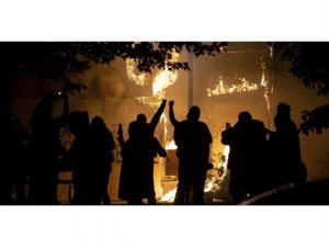 Una noche de protestas en Minneapolis, en Estados Unidos. Foto: Sipa USA Minneapolis Star Tribune/TNS-Sip