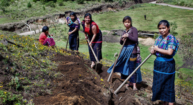 Mujeres labrando el campo en Guatemala. El trabajo de la mujer es fundamental para asegurar la provisión de alimentos, agua y energía de cientos de millones de personas en el planeta, y resultan de las más afectadas al combinarse el cambio climático con la violencia de género y los conflictos que derrumban la paz. Foto: Caroline Trutmann/PNUD
