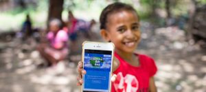 Una niña de Timor-Leste muestra la plataforma en línea que utilizará para estudiar mientras su escuela está cerrada debido a la pandemia covid-19. La Unesco aboga por incluir a todos los niños, niñas y jóvenes bajo una consigna: "Todos significa todos". Foto: Bernardino Soares/Unicef