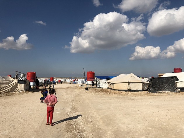 Miles de niños están retenidos en campamentos del este de Siria por ser hijos de padres o madres que fueron combatientes o están vinculadas con la organización Estado Islámico. En el caso de los extranjeros, la agencia de derechos humanos de la ONU pide a los gobiernos que activen su repatriación. Foto: Cynthia Lee/CICR