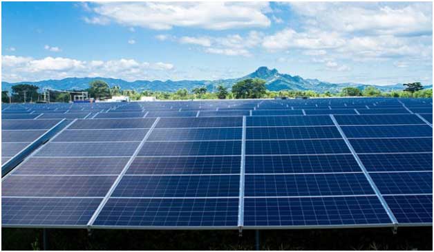 Una instalación de paneles fotovoltaicos, colocada en El Salvador por la empresa Providencia Solar. América Latina cuenta con algunos de los recursos de energía renovable más abundantes y competitivos en costos del mundo, incluyendo la hidroelectricidad, la energía solar y la eólica. Foto: Edgardo Ayala / IPS