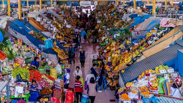Zona de frutas del mercado central de la ciudad de Arequipa, en Perú. Shutterstock / Matyas Rehak