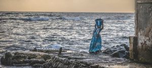 Una mujer carga mariscos en una costa de Senegal, uno de los pocos países que ha hecho un plan de acción climática para pescaderías. Foto: PNUD