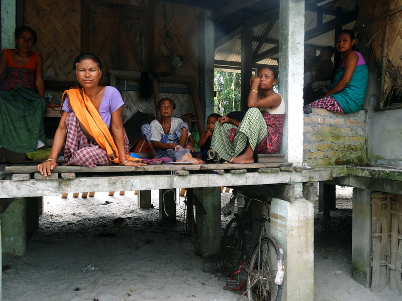 Un grupo de mujeres de la comunidad Mishing, en India. La covid-19 se convirtió en la gota que derramó el vaso para millones de personas que ya luchaban con los impactos de la pobreza, los conflictos, la desigualdad y la crisis climática. Los especialistas resaltan que la pandemia ha sido especialmente devastadora para las mujeres y las niñas. Foto: Priyanka Borpujari / IPS