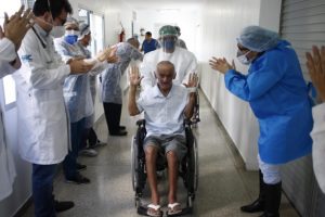 Entre los aplausos del personal sanitario, un paciente es dado de alta en un centro hospitalario de Manaus, capital amazónica de Brasil, tras vencer a la covid-19. Foto: Semcom/Fotos Públicas