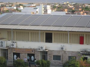 Techo de edificio de la católica Arquidiócesis de la ciudad de Sousa, que acoge oficinas administrativas, un auditorio y una cancha deportiva, con paneles fotovoltaicos. La electricidad generada permite a la ahora llamada "arquidiócesis solar" ahorrar casi todos los gastos energéticos y ampliar así sus labores sociales en el municipio de 70000 habitantes, en la región del Nordeste brasileño. Foto: Mario Osava/IPS