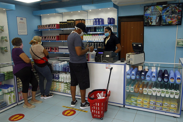 Clientes dentro de uno de los nuevos locales comerciales habilitados para la venta de alimentos y artículos de aseo de gama media y alta en moneda libremente convertible, en Playa, uno de los 15 municipios de La Habana, en Cuba. Foto: Jorge Luis Baños/IPS