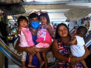 La familia Mata, de indígenas warao de Venezuela, en el albergue Pintolandia en Boa Vista, norte de Brasil. Dialisa, madre de tres niños, enfermó de covid-19 y se recuperó recientemente. Foto: Allana Ferreira/Acnur