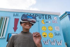 Un chico sirio refugiado en Jordania se entretiene con visores de realidad virtual. Las tecnologías de Inteligencia Artificial incluyen funciones de percepción, aprendizaje, predicción, planificación y control que se asemejan a un comportamiento inteligente y por ello requieren de un código ético. Foto: Christopher Herwig/Unicef