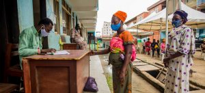 Mujeres reciben cupones para adquirir alimentos en Nigeria. Las agencias de la ONU que tratan el tema de alimentación en el mundo temen estallidos de hambruna en medio de la crisis sanitaria desatada por la covid-19. Foto: Damilola Onafuwa/PMA