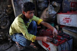 El reciclaje irregular de baterías con plomo es una de las causas de intoxicación de la sangre con ese mineral, y los niños son los mayores afectados, en su desarrollo intelectual, físico y aún emocional. Foto: Shafiqul Alam Kirun/Unicef