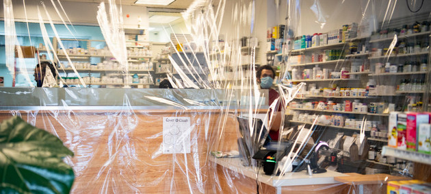 Una farmacia de Nueva York improvisa con plástico una barrera contra el coronavirus. El uso extensivo del plástico ya era un problema grave en el planeta antes de la actual pandemia y se incrementa con el mayor uso de ese producto en la protección sanitaria y de alimentos. Foto: Evan Schneider/ONU