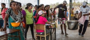 Venezolanos acuden a una olla común para obtener una ración de comida en una localidad del interior del país. La pobreza avanzó en Venezuela en los últimos cinco años y cuatro de cada cinco hogares no tienen ingresos suficientes para adquirir todos los alimentos que necesitan. Foto: Ingeborg Karstad/NRC