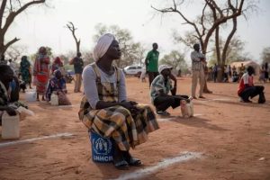 Refugiados sudaneses observan distanciamiento físico durante una distribución de comida y jabón en el campamento de Ajuong Thok en Sudán del Sur. La provisión de alimentos por agencias de la ONU es vital para millones de refugiados en África. Foto: Elizabeth Stuart/Acnur