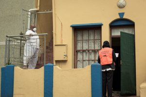 Un trabajador sanitario acude a realizar pruebas de coronavirus en un barrio de Ciudad del Cabo, en Sudáfrica, donde la pandemia se ha extendido velozmente. La protección del personal de salud se considera una prioridad dentro del financiamiento para atender la emergencia. Foto: Guy Oliver/IRIN