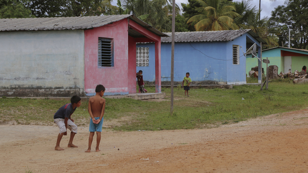 Niños pemones juegan en las calles de Kumarakapay. Decenas de familias indígenas debieron huir tras el asalto militar a este pueblo del sureste venezolano en febrero de 2019 y se encuentran en refugios en la frontera con Brasil. Foto: Lorena Meléndez/Global Witness