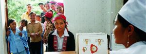 Una clínica de salud sexual y reproductiva atiende a mujeres y jovencitas en Vietnam. En todo el mundo la pandemia covid-19 incrementa el riesgo de embarazos no deseados, violencia doméstica y más casos de mutilación genital femenina. Foto: Doan BAu Chau/UNFPA