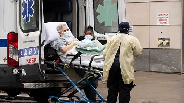 Una adulta mayor aquejada de covid-19 es trasladada en ambulancia. Foto: ONU