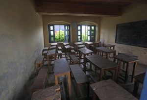 Un aula vacía en un centro escolar del norte de India. Según las Naciones Unidas, unos 23,8 millones de estudiantes (desde preescolar hasta la universidad) pueden abandonar o no tener acceso a la escuela el próximo año, debido tan solo al impacto económico de la covid-19. Foto: Umer Asif / IPS