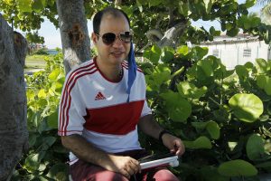 Geudis Vega, asesor jurídico de la no gubernamental Asociación Nacional del Ciego, que reúne a personas con discapacidad visual en Cuba, durante su entrevista con IPS cerca de la playa de Guanabo, en el municipio de Habana del Este, uno de los que conforman La Habana. Foto: Jorge Luis Baños/IPS