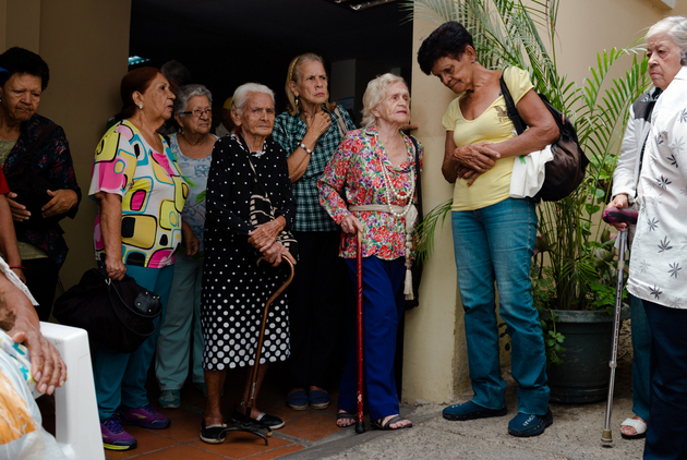 Un grupo de abuelas se forma en espera de ayuda para alimentos y medicinas en un club de personas mayores en el sureste de Caracas. La ONU pide que se levanten las sanciones económicas a países como Venezuela y Cuba para que puedan abastecer mejor a su población. Foto: Yadira Pérez /IRIN