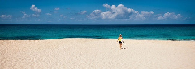 La relativa soledad en que han estado paradisíacas playas del Caribe expresa el desplome del turismo en la región como consecuencia de la pandemia covid-19, perjudicando a centenares de miles de trabajadores del sector. Foto: Aruba Tourism.