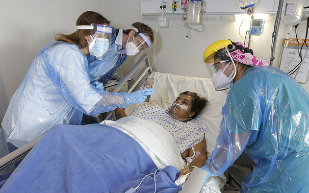 Una paciente de covid es atendida en Chile. Foto: Minsal Chile