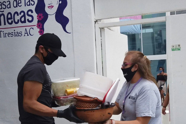 Mujeres trans entregan comida para mostrar solidaridad con personas necesitadas en México, en medio de la pandemia. La falta de protección social incrementa los riesgos para personas en situación de vulnerabilidad, entre ellos los pacientes de otras enfermedades infecciosas. Foto: Luis Arroyo/ONU