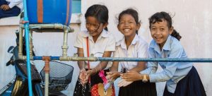 Niñas lavan sus manos en una escuela de Camboya. Agua, jabón y saneamiento básico no existían en las escuelas de 818 millones de niños en todo el mundo en 2019, y esos servicios son indispensables para reabrir las aulas en la superación de la actual pandemia. Foto: Bona Khoy/Unicef