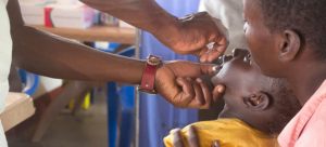 Una alianza de gobiernos, organismos internacionales de salud y fundaciones privadas desarrolló desde 1988 una campaña de vacunación que ha permitido la erradicación de la poliomielitis natural en casi todos los países del mundo. Foto: Henry Bongyereirwe/Unicef