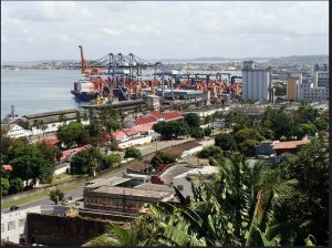 Vista del puerto brasileño de Salvador, con flujo de comercio internacional de mercaderías. Las exportaciones de América Latina hacia Estados Unidos han disminuido más de 20 por ciento, según la Cepal, que propone renovar el diálogo sobre la materia. Foto: BM