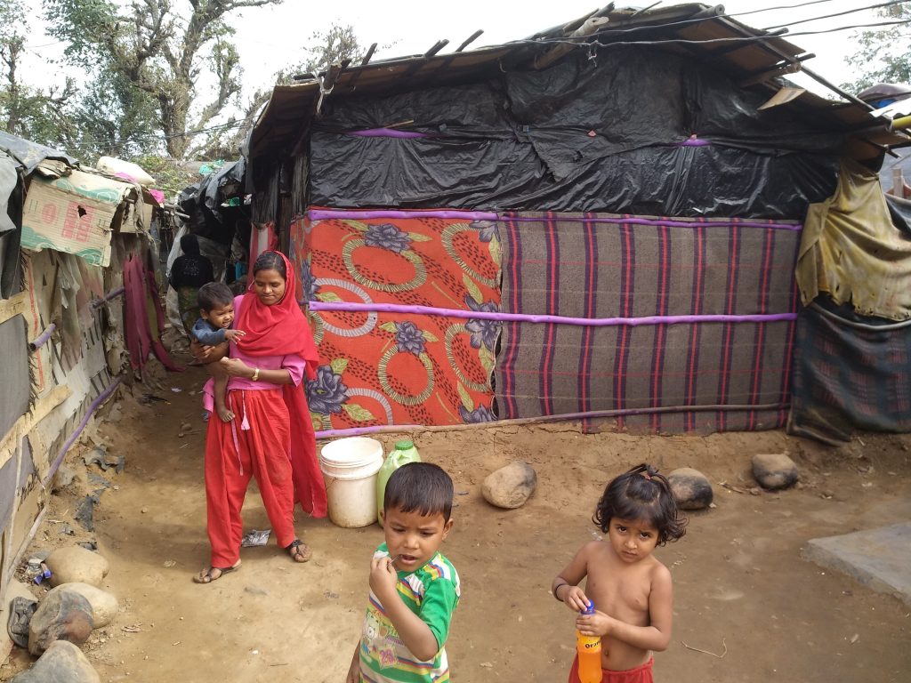 Los niños rohinyás refugiados en los campos de refugiados de Cox's Bazar, en Bangladesh, no podían asistir a la escuela formal hasta que en enero el gobierno del país anunció en enero que lo permitirá. Ahora es la pandemia de covid la que se lo impide. Foto: Stella Paul / IPS