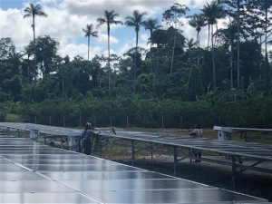 Dos mujeres realizan mantenimiento en la granja de paneles solares de Pokigron, un poblado de agricultores y pescadores surinameses cuya vida ha mejorado sustancialmente desde que acceden a electricidad basada en energía solar. Foto: Luis Pérez/BID