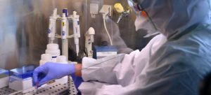 Científicos de 160 laboratorios del mundo trabajan en busca de vacunas contra el coronavirus de la covid-19, en 20 proyectos ya se hacen pruebas clínicas y hay seis avanzados más el anunciado por Rusia, cuyas pruebas examinará la OMS. Foto: Dean Calma/IAEA